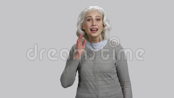 听力不好的高级女士用手握在耳朵上视频的预览图
