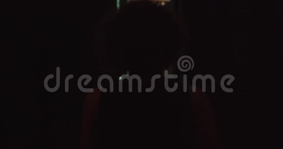 年轻的白种人卷曲头发的篮球运动员走上了球拍大厅的后台阴影聚光灯视频的预览图