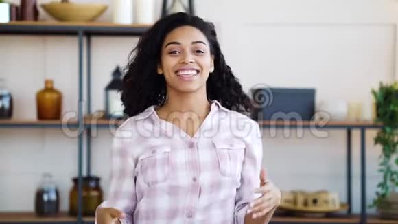 快乐的黑人女孩微笑着打手势在家里听到好消息视频的预览图