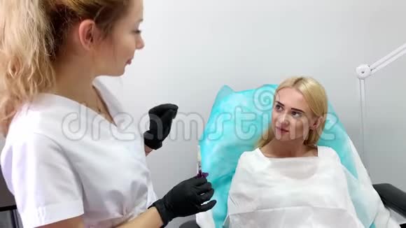 美容诊所的隆唇术美丽的女人在嘴唇上注射美容剂视频的预览图