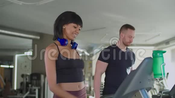 可爱的女人在跑步机上完成有氧运动视频的预览图