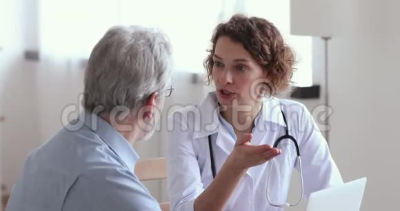 女医生向生病的资深客户解释处方视频的预览图