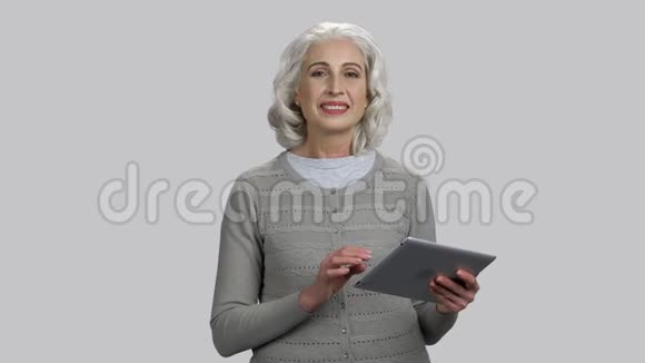 有平板电脑的老太太在演讲视频的预览图
