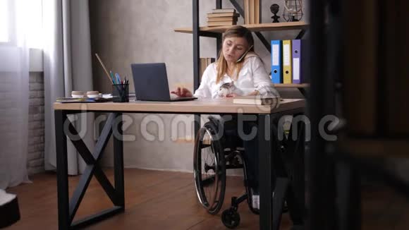 轮椅上的残疾妇女在家远程办公视频的预览图