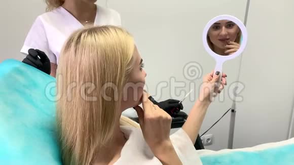 美容诊所的脂肪增强美丽的女人获得美唇注射视频的预览图