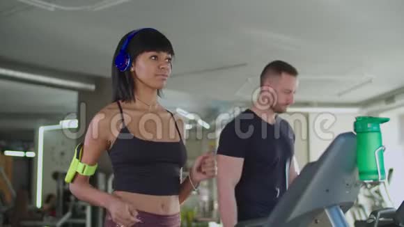 不同的健身者在跑步机上锻炼视频的预览图