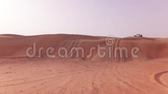 有游客的越野车从RubalKhali沙漠中的一个高沙丘上降落视频的预览图