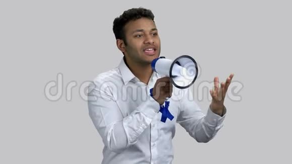 深色皮肤的印度教年轻人用扩音器发表鼓舞人心的演讲视频的预览图