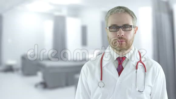 现代医院病房自信医生的画像红色摄像机拍摄视频的预览图