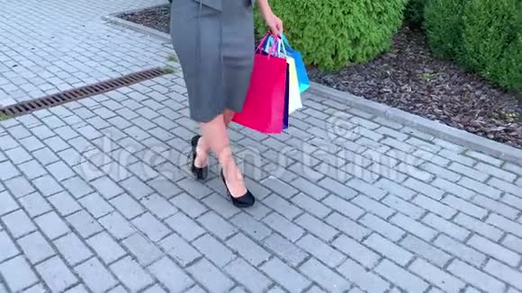 购物一个女人在黑色星期五假日的商场附近拿着彩包视频的预览图