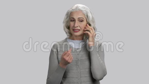 一位老退休女士在电话里闲聊视频的预览图