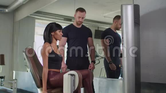 绑架妇女在健身房和教练一起锻炼视频的预览图