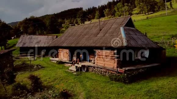 喀尔巴阡山一座古老的木屋视频的预览图