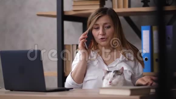 妇女通过电话解决工作问题的肖像视频的预览图