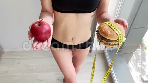 饮食年轻女子阻止她吃垃圾食品健康饮食观念视频的预览图