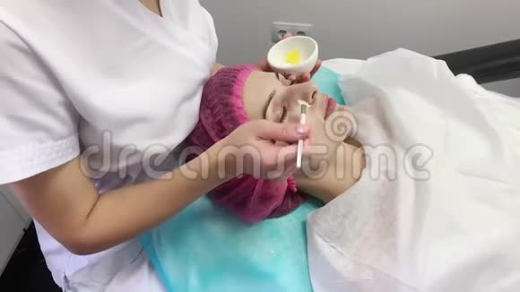 美丽的年轻女子在美容院接受面部护理视频的预览图