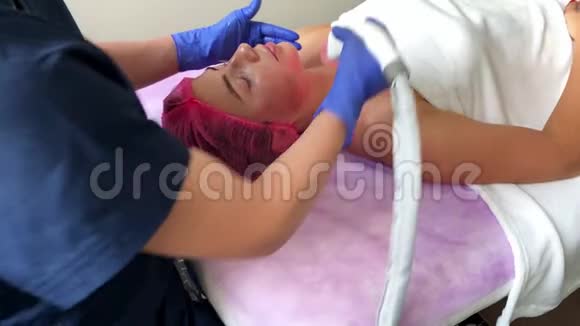 女士在美容诊所接受液化石油气硬件按摩专业美容师工作视频的预览图
