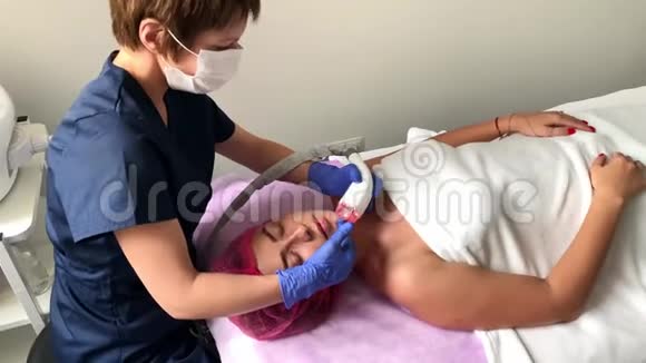 女士在美容诊所接受液化石油气硬件按摩专业美容师工作视频的预览图