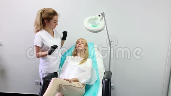 美容诊所的隆唇术美丽的女人在嘴唇上注射美容剂视频的预览图