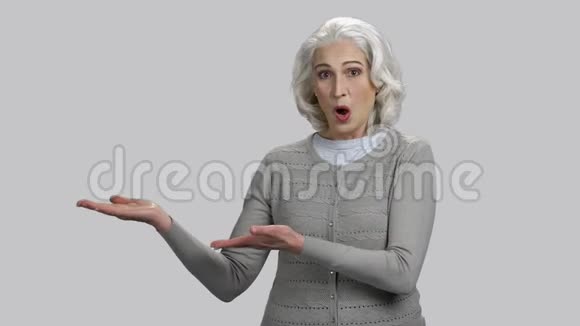 情绪积极的老太太用两只手掌向上示范视频的预览图