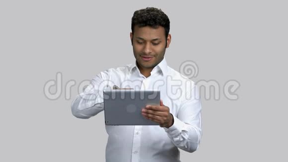 达尔皮肤印度教男子开始使用他的平板电脑在线对话视频的预览图