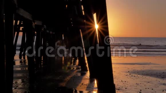 加利福尼亚州圣克莱门塔的木制码头美丽的橙粉色日落带有史诗般的光线和太阳光视频的预览图
