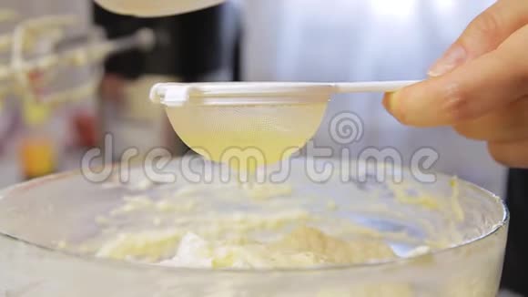 烹饪和过滤柠檬汁视频的预览图