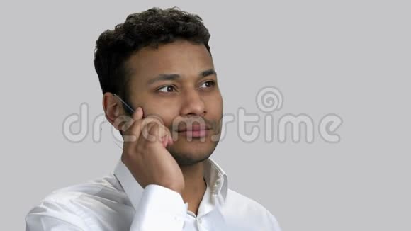 一个皮肤黑的印度教年轻人在听别人打电话视频的预览图