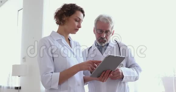 两名医生的医疗小组讨论使用数码平板电脑视频的预览图