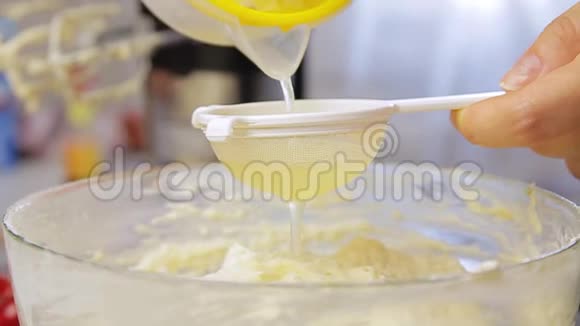 烹饪和过滤柠檬汁视频的预览图