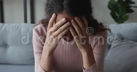 沮丧的年轻女性对问题感到压力视频的预览图