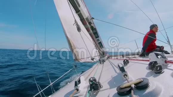 船长或水手长坐在帆船甲板上视频的预览图