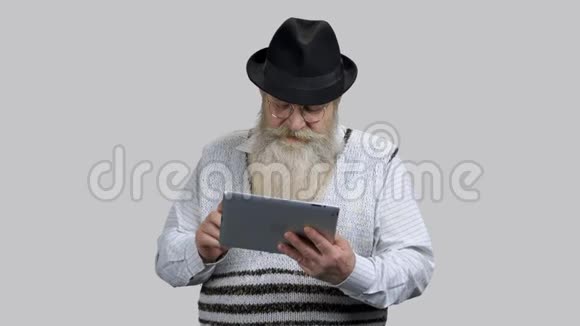老退休爷爷用平板电脑上网视频的预览图