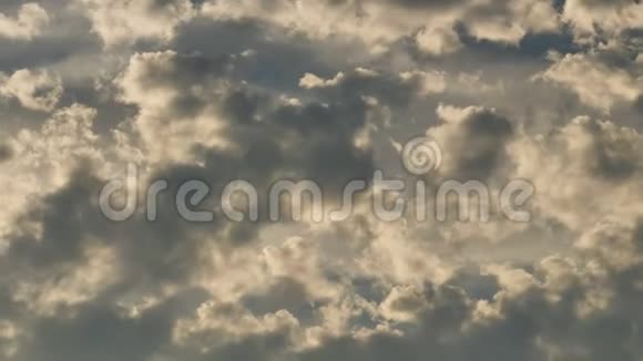 多云的天空移动中的云视频的预览图