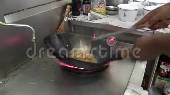 用炒锅把厨师关起来视频的预览图