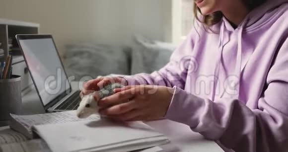 微笑少女在家里玩老鼠游戏视频的预览图