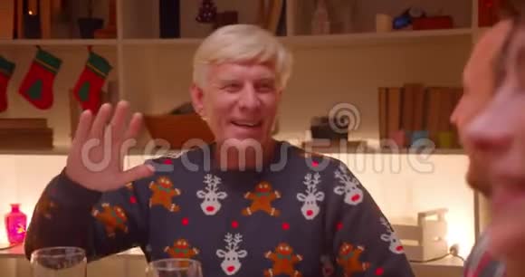 祖父高五子圣诞晚餐家庭舒适孙女女孩视频的预览图