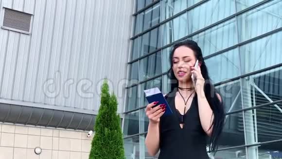 假期微笑着的女乘客从登机口出来拉着行李箱穿过机场大厅视频的预览图