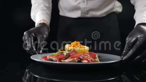 餐厅食品概念厨师在厨房里展示他的食物盘快关门餐厅食物烹饪和服务厨师视频的预览图
