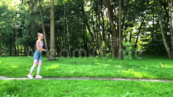 在森林小径上奔跑的年轻健身女子视频的预览图