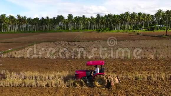 拖拉机犁地水稻播种的土壤准备视频的预览图