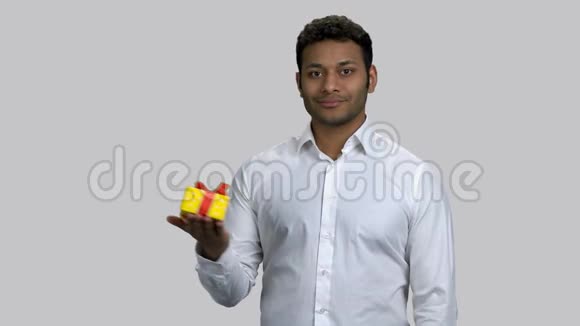 快乐的印度教人拿着礼物盒用手指着视频的预览图