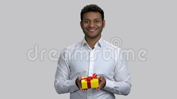 快乐的印度教人给你礼物盒的肖像视频的预览图