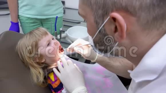 牙医定期检查儿童口腔视频的预览图