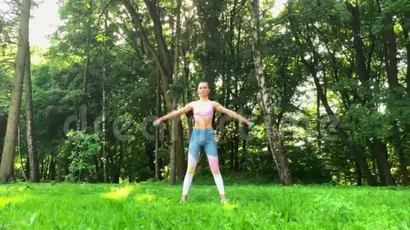 健身女人在公园做伸展运动视频的预览图