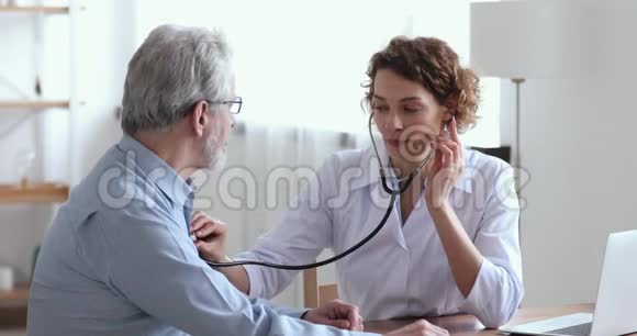 女医生拿着听诊器检查医院的老年病人视频的预览图