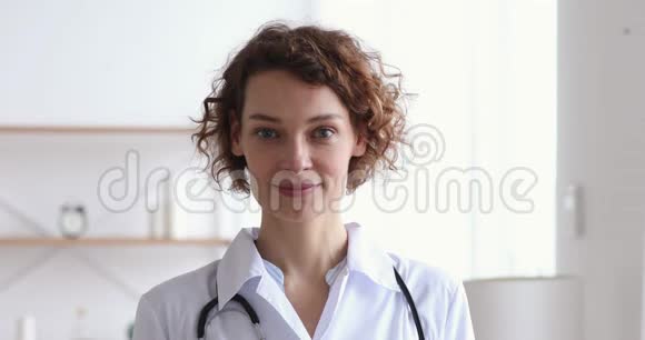 幸福的年轻女医生穿着白色医疗外套特写肖像视频的预览图