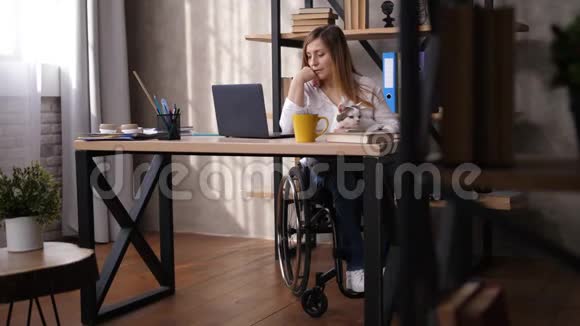 看手提电脑屏幕的残疾妇女视频的预览图