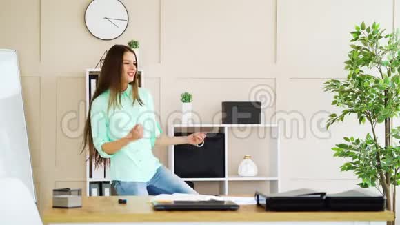 上班休息时正在办公室跳舞的女孩视频的预览图