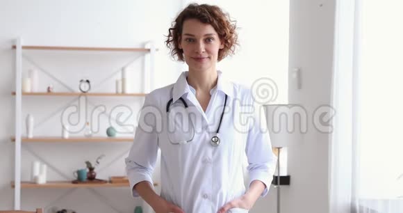 自信的千禧女性治疗师在医疗办公室摆姿势肖像视频的预览图